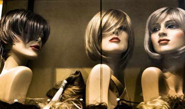 Bari, la "Casa della parrucca": In Italia siamo rimasti in 6 o 7 a produrle artigianalmente